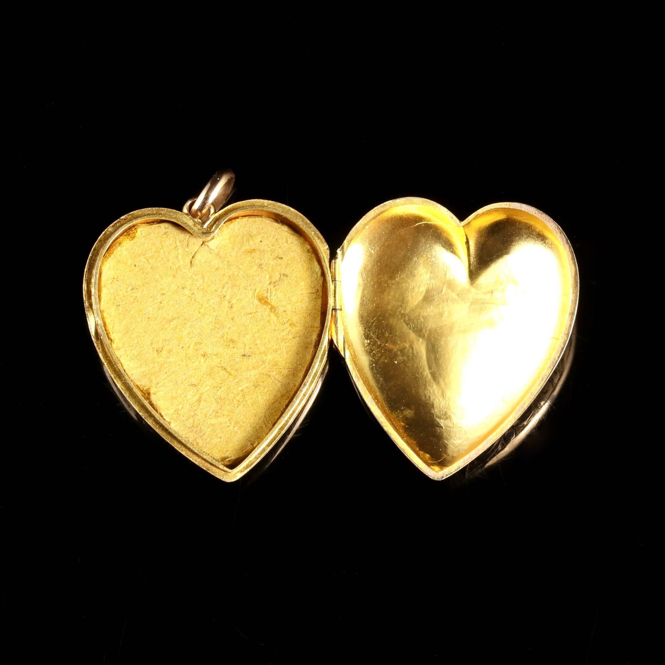 Antique Victorian Gold Heart Pendant Locket Forget Me Not, circa 1900 In Excellent Condition In Lancaster, Lancashire