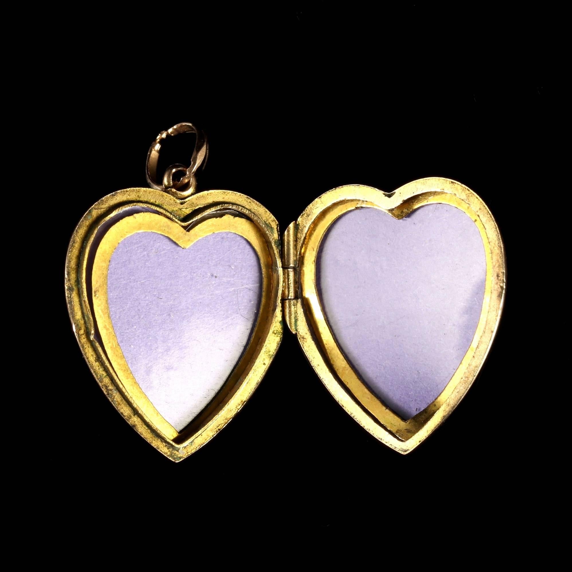 Antique Victorian Gold Heart Locket Ruby Paste, circa 1900 In Excellent Condition In Lancaster, Lancashire