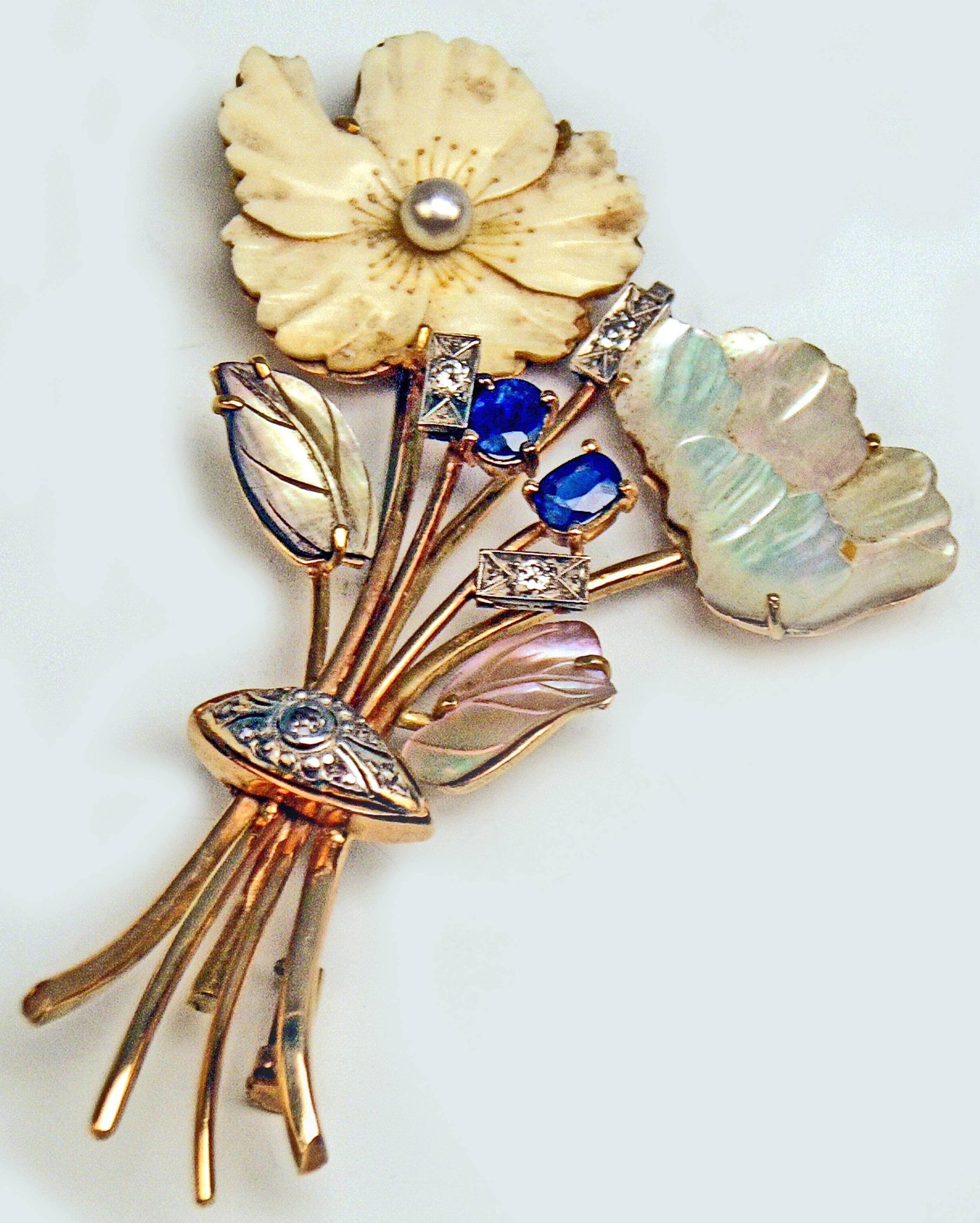 GOLDEN BROOCH VINTAGE (MADE CIRCA 1900) SHAPED AS FLOWER BOUQUET, WITH VARIOUS GEMS:
GOLD (14 ct / 585)     COVERED WITH BRILLIANTS (VINTAGE CUT / 0.30 ct), TWO SAPPHIRES AND ONE PEARL.
WEIGHT:  20.0 GRAMS  (= 0.70 OZ / 0.64 TROY OUNCES)
THE BROOCH