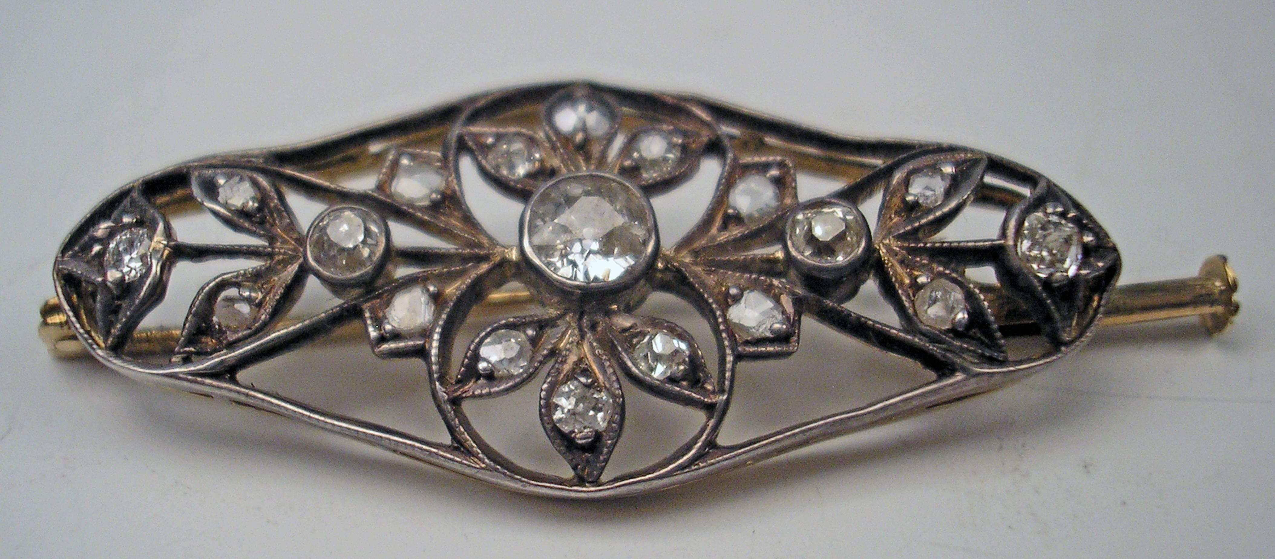 Feinste goldene Brosche mit verschiedenen Diamanten - Vintage-Schliff  (0,50 ct).
Dieses Schmuckstück hat ein sehr elegantes Aussehen, es sieht aus wie stilisierte Blumenblüten mit Blättern (netzartig), eingefasst von einem länglichen