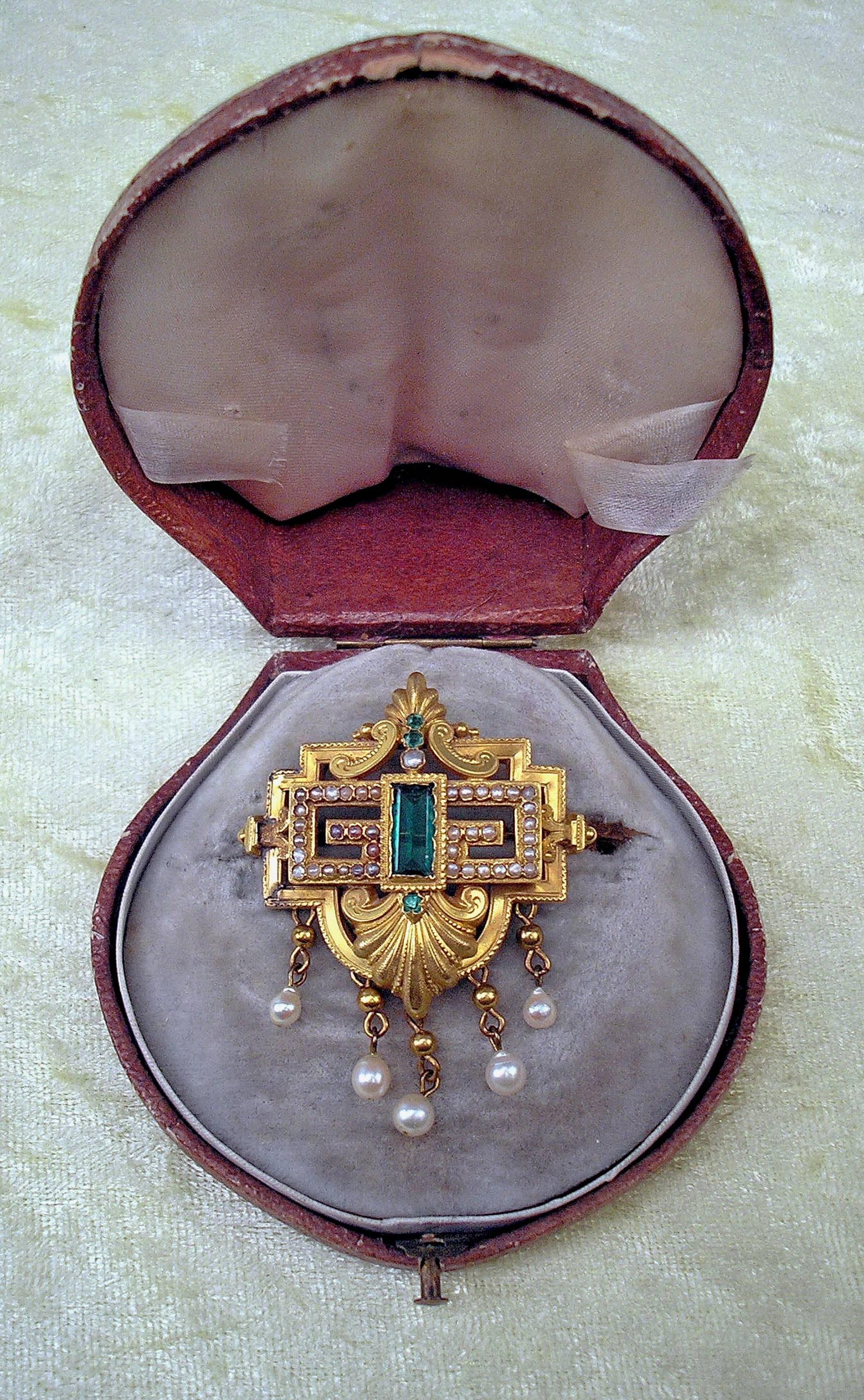 GOLDEN BIEDERMEIER  (= EARLY VICTORIAN)  BROOCH WITH EMERALDS AND PEARLS

GOLD  ( 14 ct    585)      EMERALDS    SOME LARGER PEARLS ARE ATTACHED TO HANGING RINGS
WEIGHT: 10.2 GRAMS     (= 3.59 oz)
AUSTRIAN OFFICIAL HALLMARKS EXISTING. 

41 PEARLS