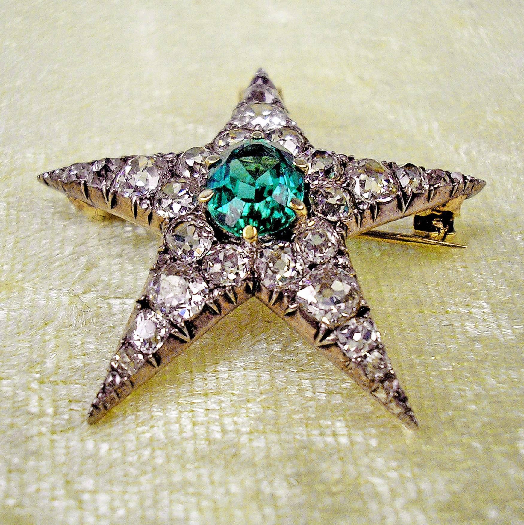 STUNNING JEWELLERY PIECE DERIVING FROM ART NOUVEAU PERIOD: IT IS SHAPED AS STAR, HAVING THE FUNCTION OF PENDANT AS WELL AS OF BROOCH. - THE STAR IS ABUNDANTLY COVERED WITH DIAMONDS (4 ct.)  /  IT IS EDGED BY SILVER MOUNTING.
ADDITIONALLY, THERE IS