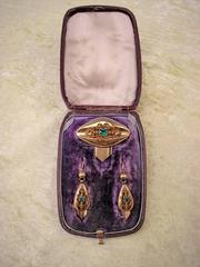 SET VINTAGE BROOCH & EARDROPS GOLD EMERALDS IN ORIGINAL CASE AUSTRIA  c.1870