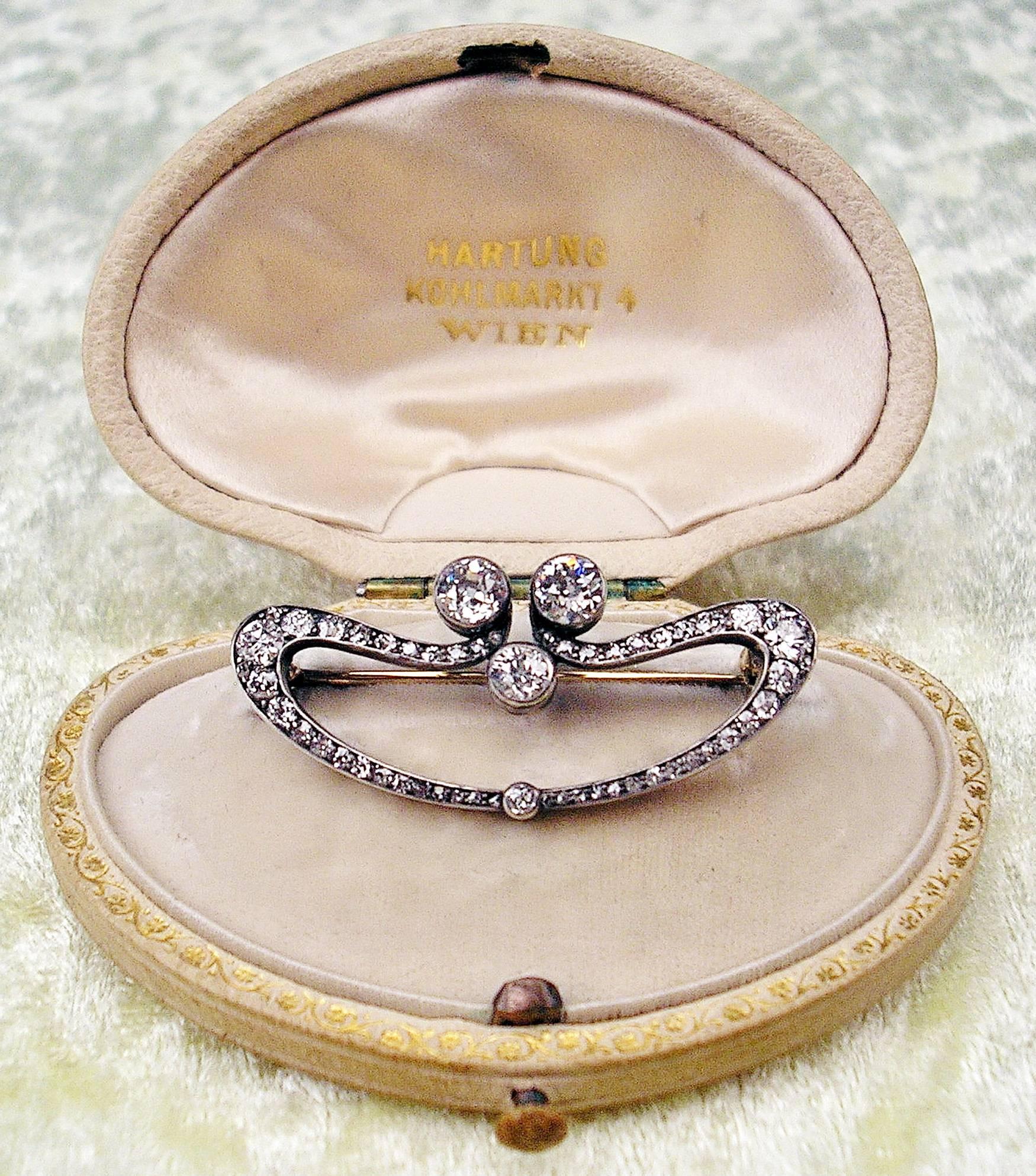 1900s Austrian Art Nouveau Elliptic Diamonds 1.80 Carats Gold Brooch  2