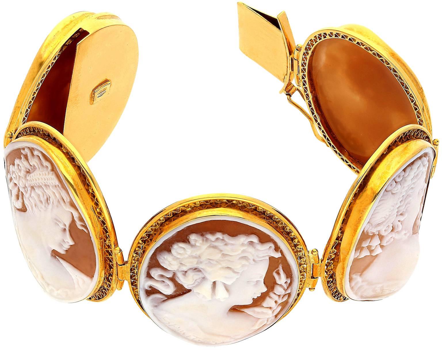 20th Century Carved Cameo Shell Yellow Gold Bracelet In New Condition In Miami, FL