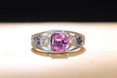 Vintage-Ring aus 18-karätigem Weißgold mit einem rosa Saphir von 1,78 Karat, einem blauen Saphir und Diamanten