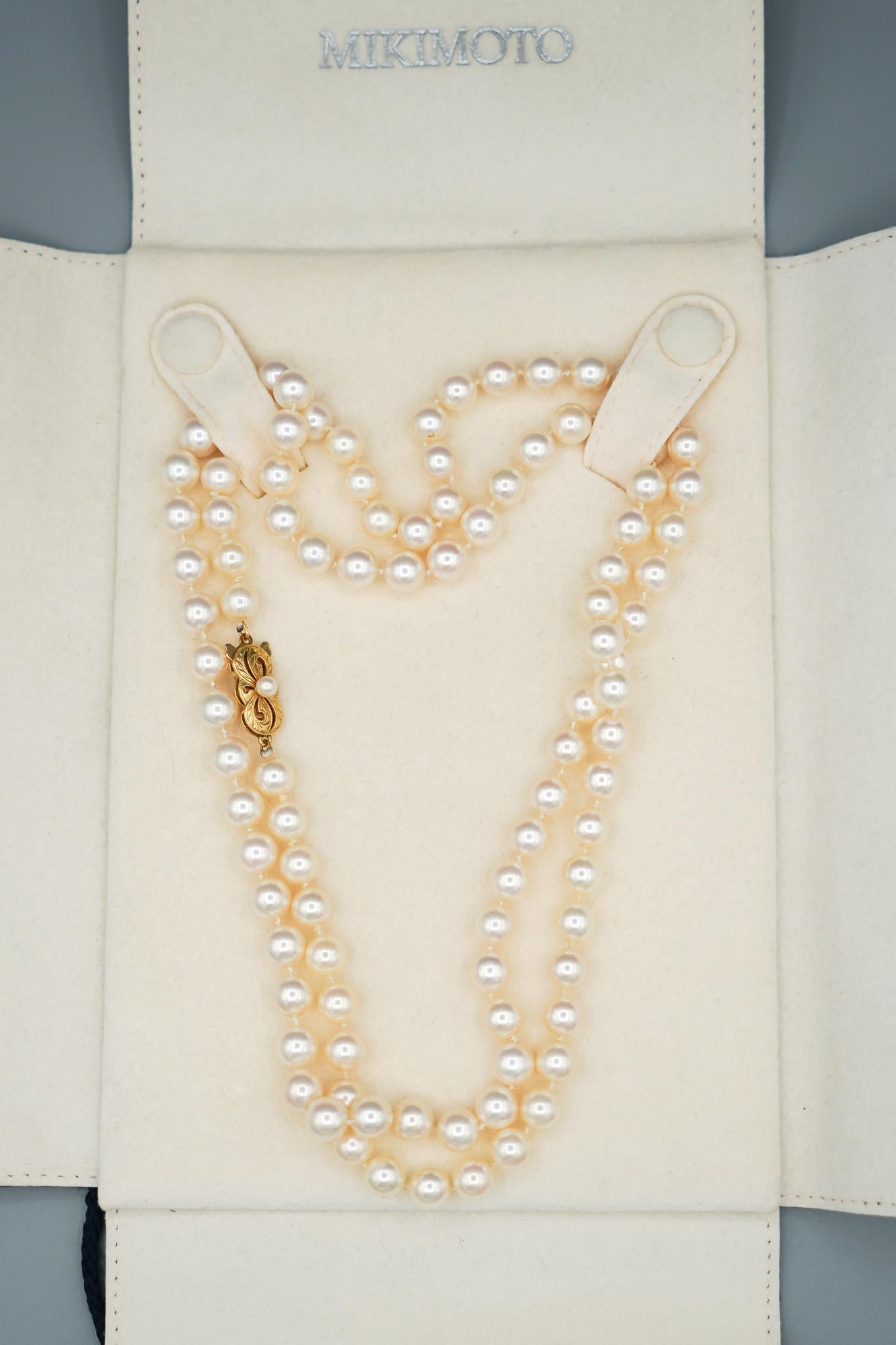Cet élégant collier de perles de culture d'Akoya de Mikimoto se compose d'un seul brin et d'un fermoir-boîte en or jaune 18 carats. Sa longueur polyvalente permet de le porter comme un tour de cou à un ou deux brins. Il est accompagné d'un étui de