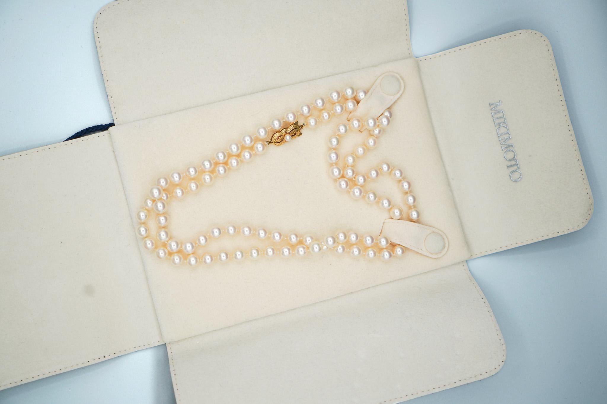 Taille grossière Collier de perles d'Akoya en or 18k signé Mikimoto (33 pouces) en vente
