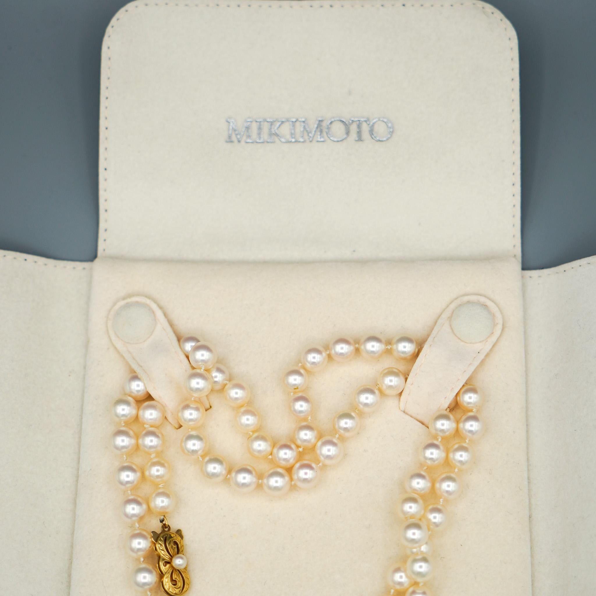 Moderne Collier de perles d'Akoya en or 18k signé Mikimoto (33 pouces) en vente