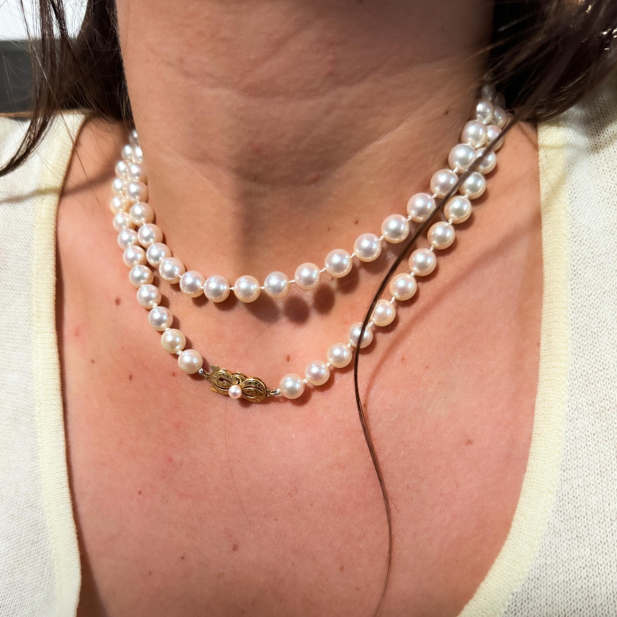 Collier de perles d'Akoya en or 18k signé Mikimoto (33 pouces) Excellent état - En vente à Miami, FL