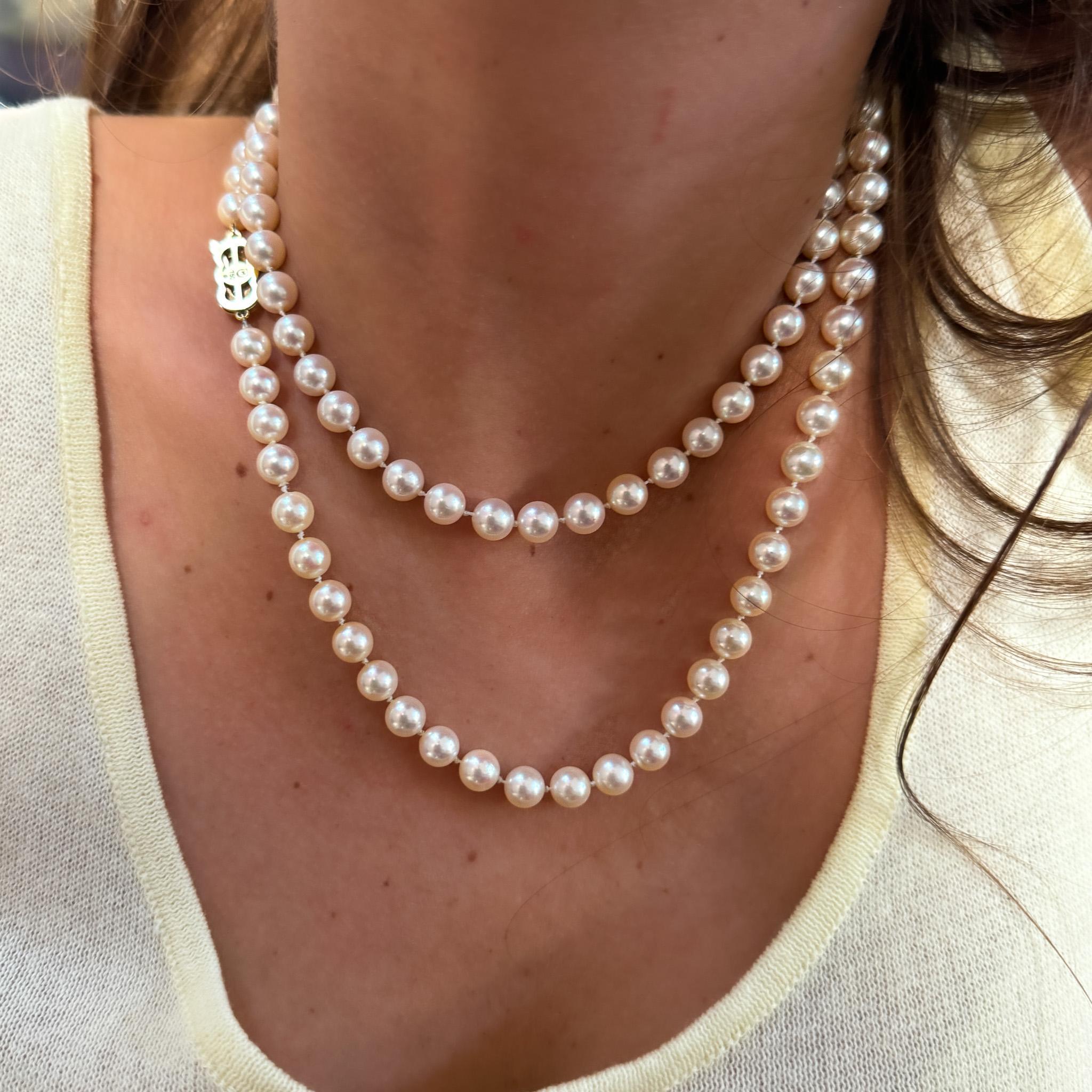 Collier de perles d'Akoya en or 18k signé Mikimoto (33 pouces) en vente 1