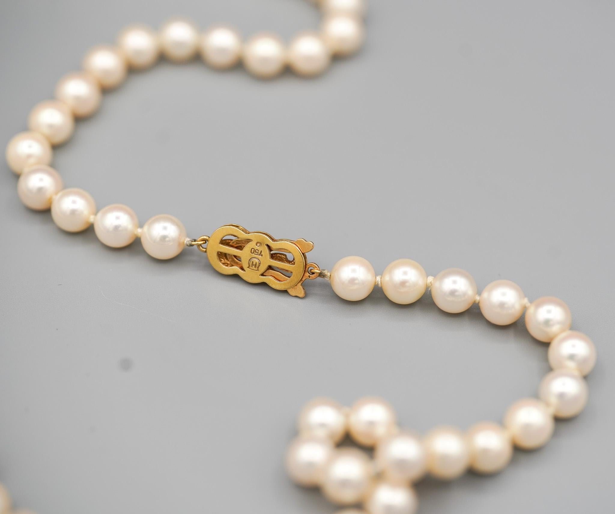 Collier de perles d'Akoya en or 18k signé Mikimoto (33 pouces) en vente 2