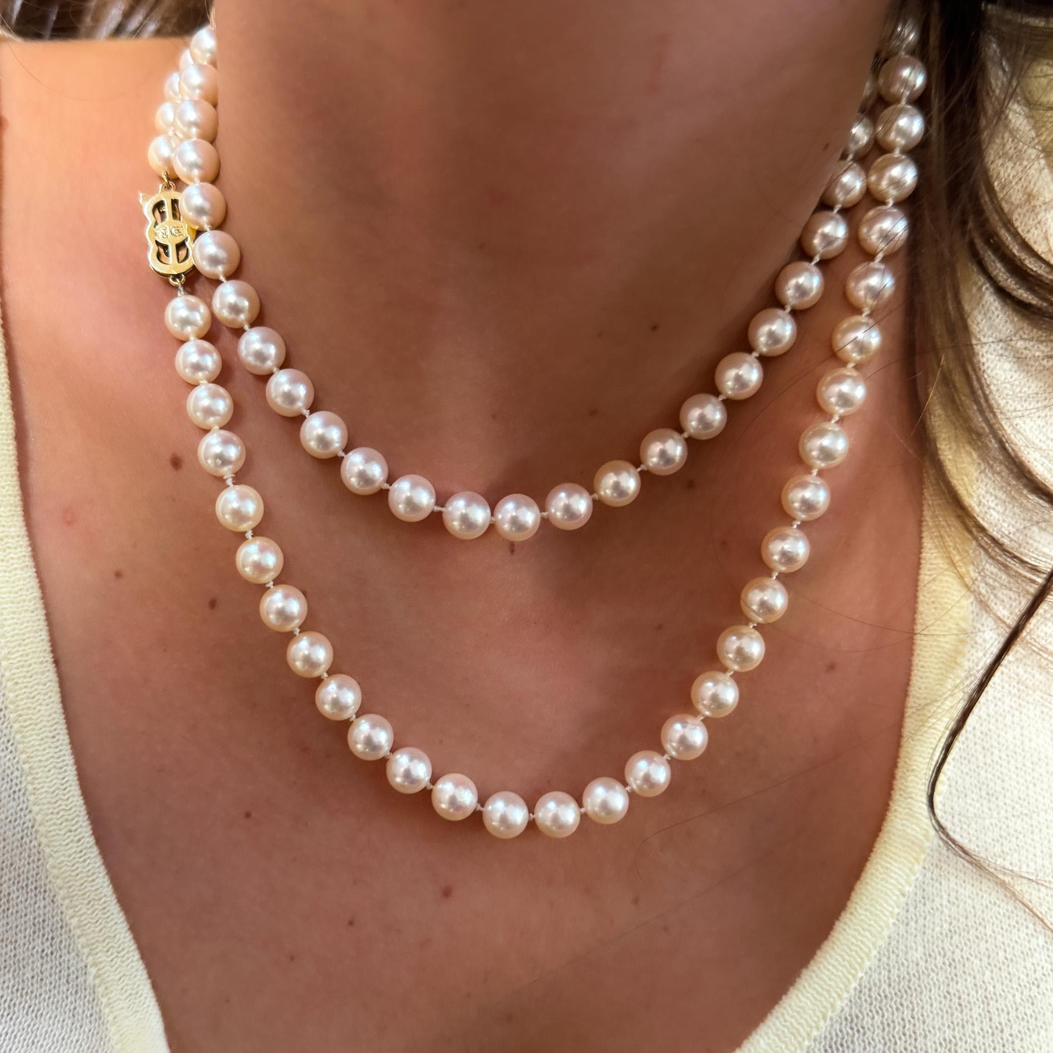 Collier de perles d'Akoya en or 18k signé Mikimoto (33 pouces) en vente 3