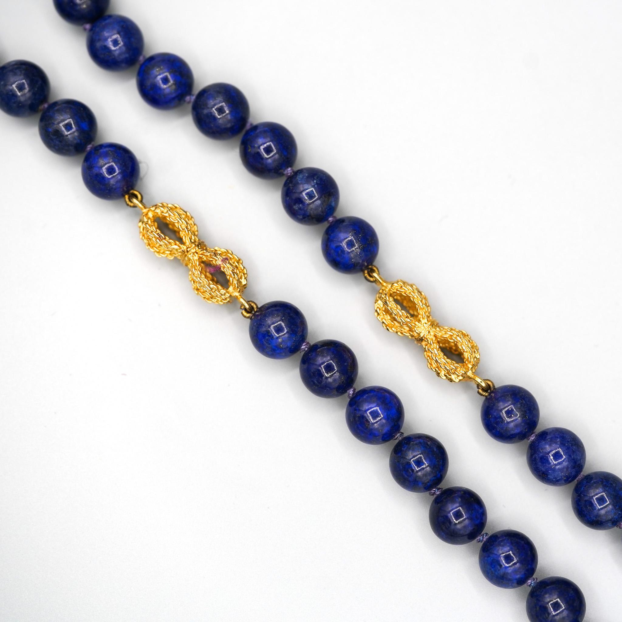 Questa straordinaria collana di lapislazzuli è realizzata con perline non trattate da 10 mm, ognuna delle quali presenta profonde sfumature ultramarine con macchie naturali. Rifinito con intricati accenti in oro giallo 18 carati e una chiusura a