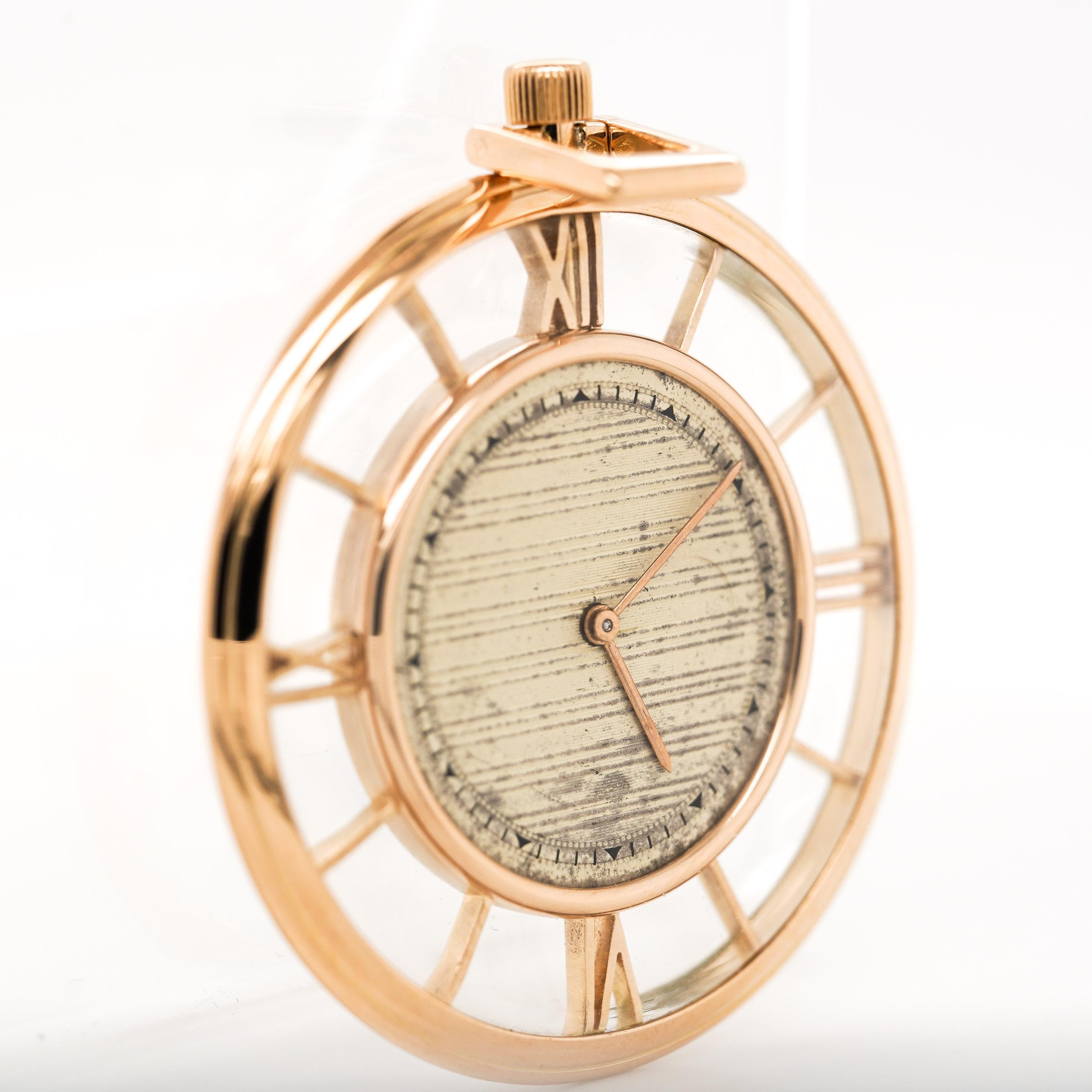 Diese seltene Vintage-Taschenuhr von Vacheron Constantin ist aus 18 Karat Roségold gefertigt und verfügt über einen skelettierten Gehäuseboden und eine Lünette mit römischen Ziffern. Ein Sammlerstück mit Handaufzugswerk, transparentem Display und