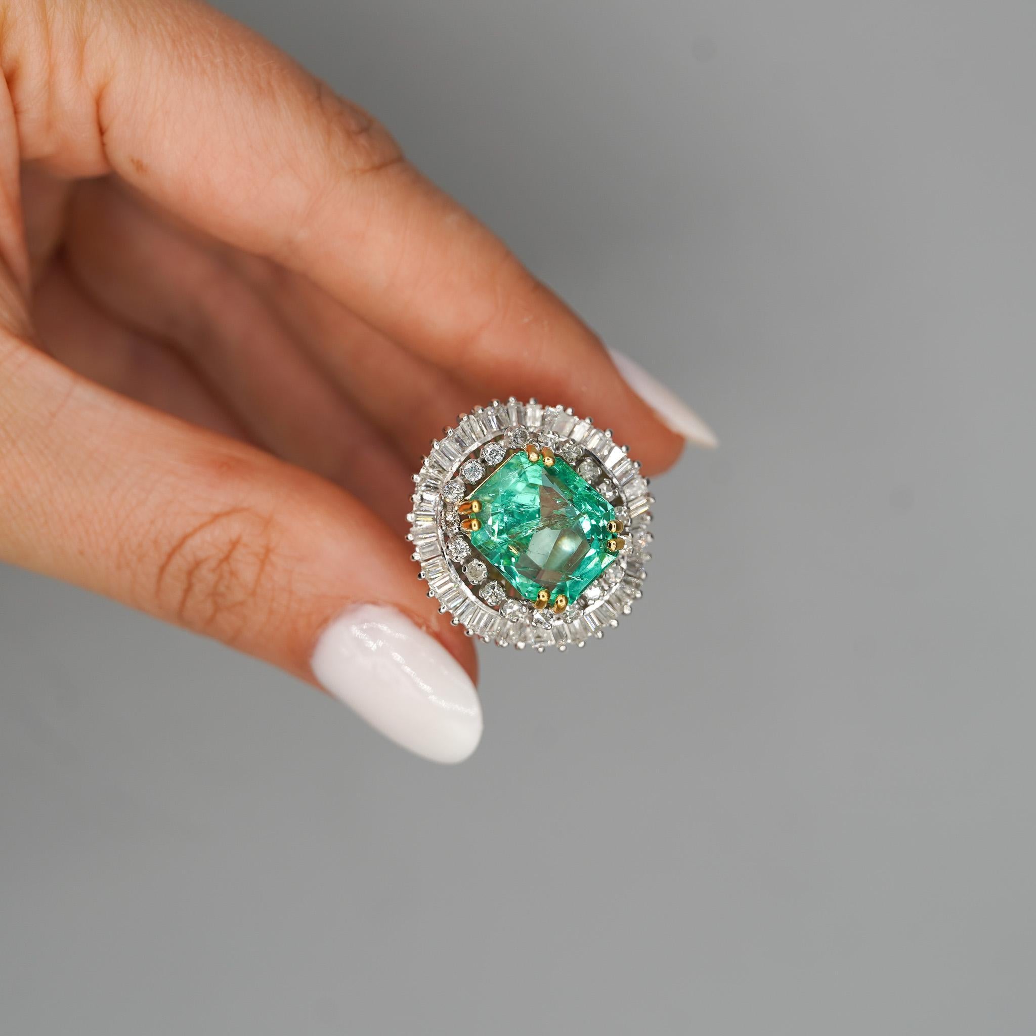 Anello Ballerina di 9,17 carati con smeraldo ottagonale Chivor e diamanti in palladio In condizioni ottime in vendita a Miami, FL