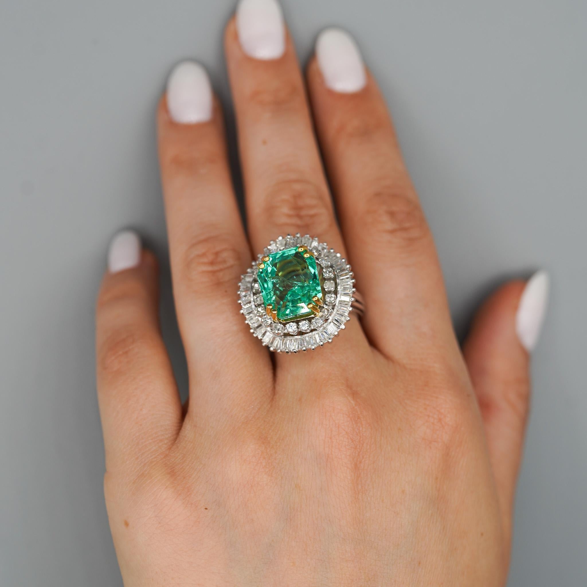 Anello Ballerina di 9,17 carati con smeraldo ottagonale Chivor e diamanti in palladio in vendita 1