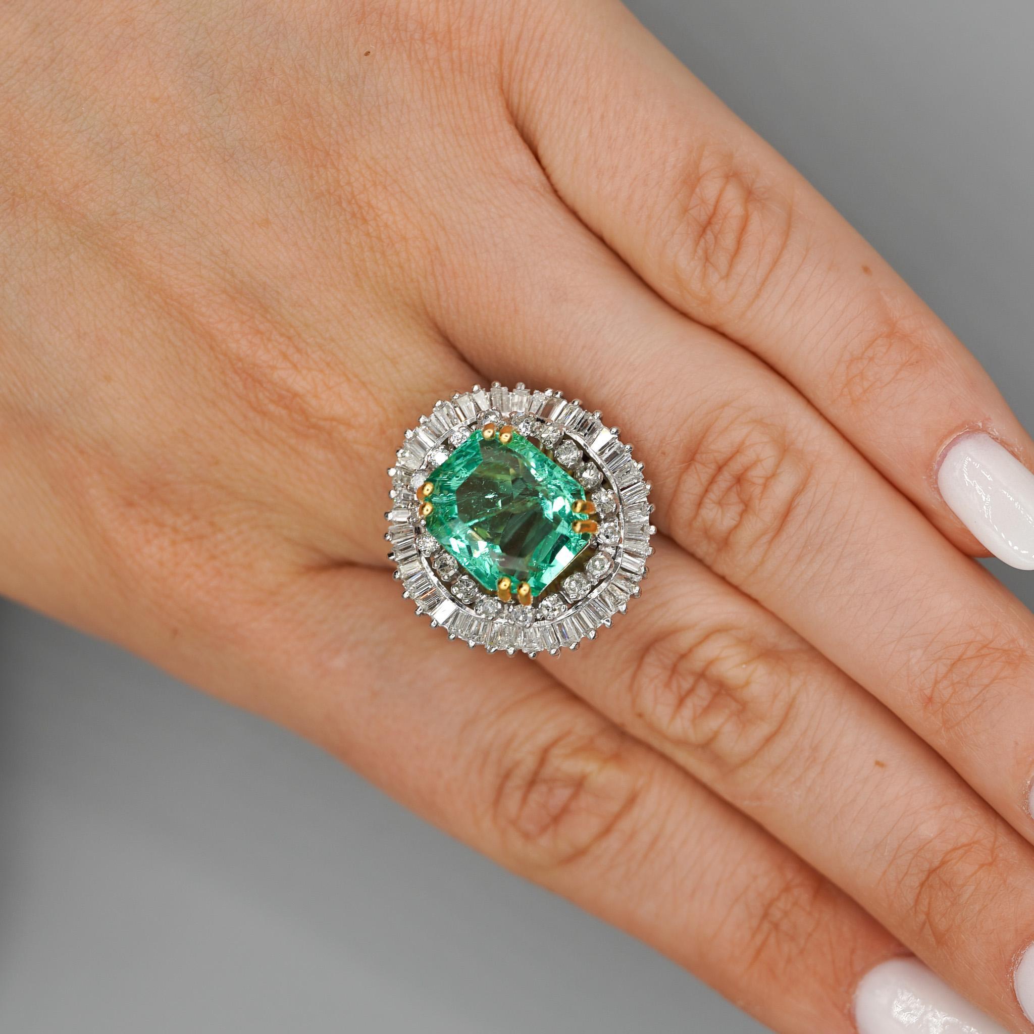Anello Ballerina di 9,17 carati con smeraldo ottagonale Chivor e diamanti in palladio in vendita 3