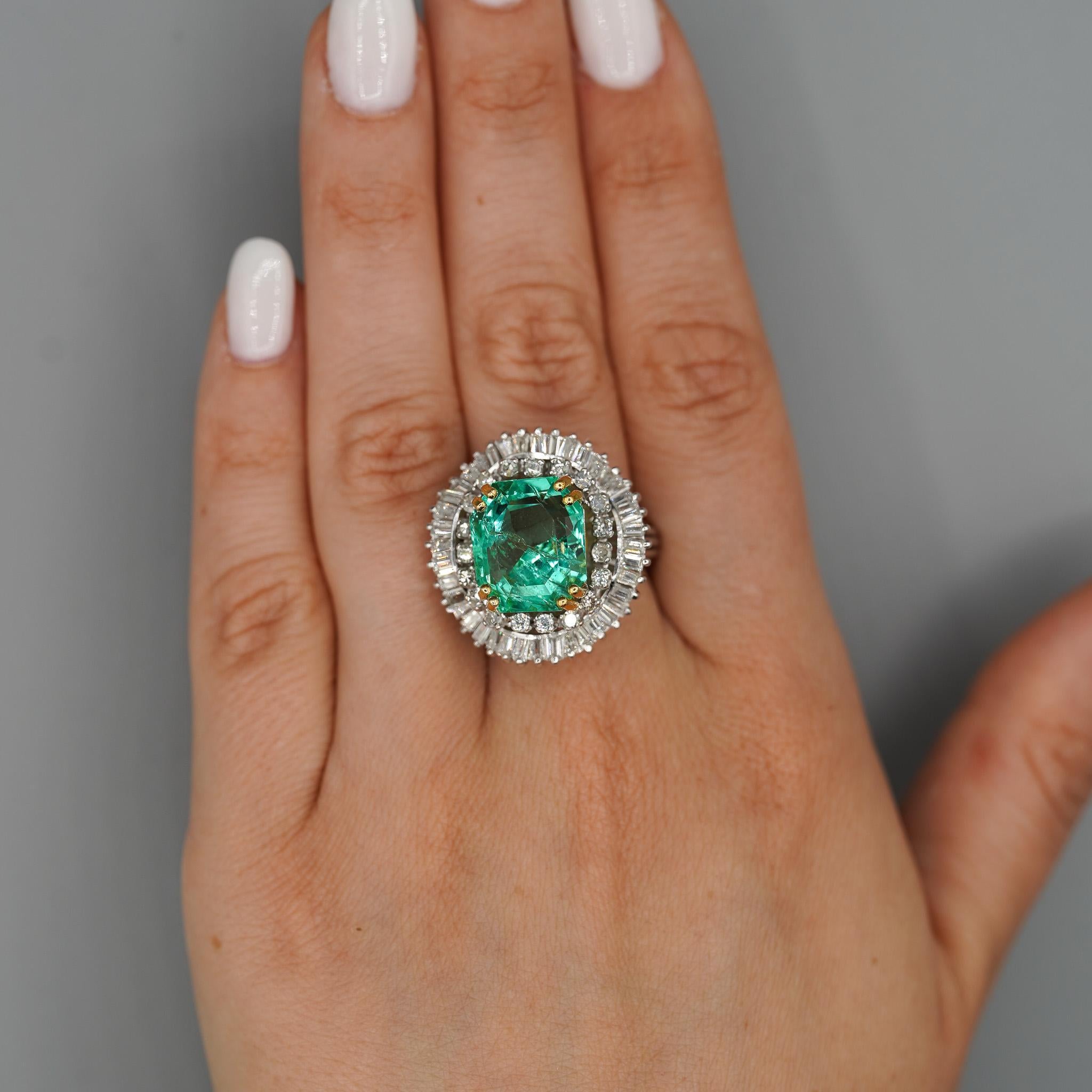Anello Ballerina di 9,17 carati con smeraldo ottagonale Chivor e diamanti in palladio in vendita 2