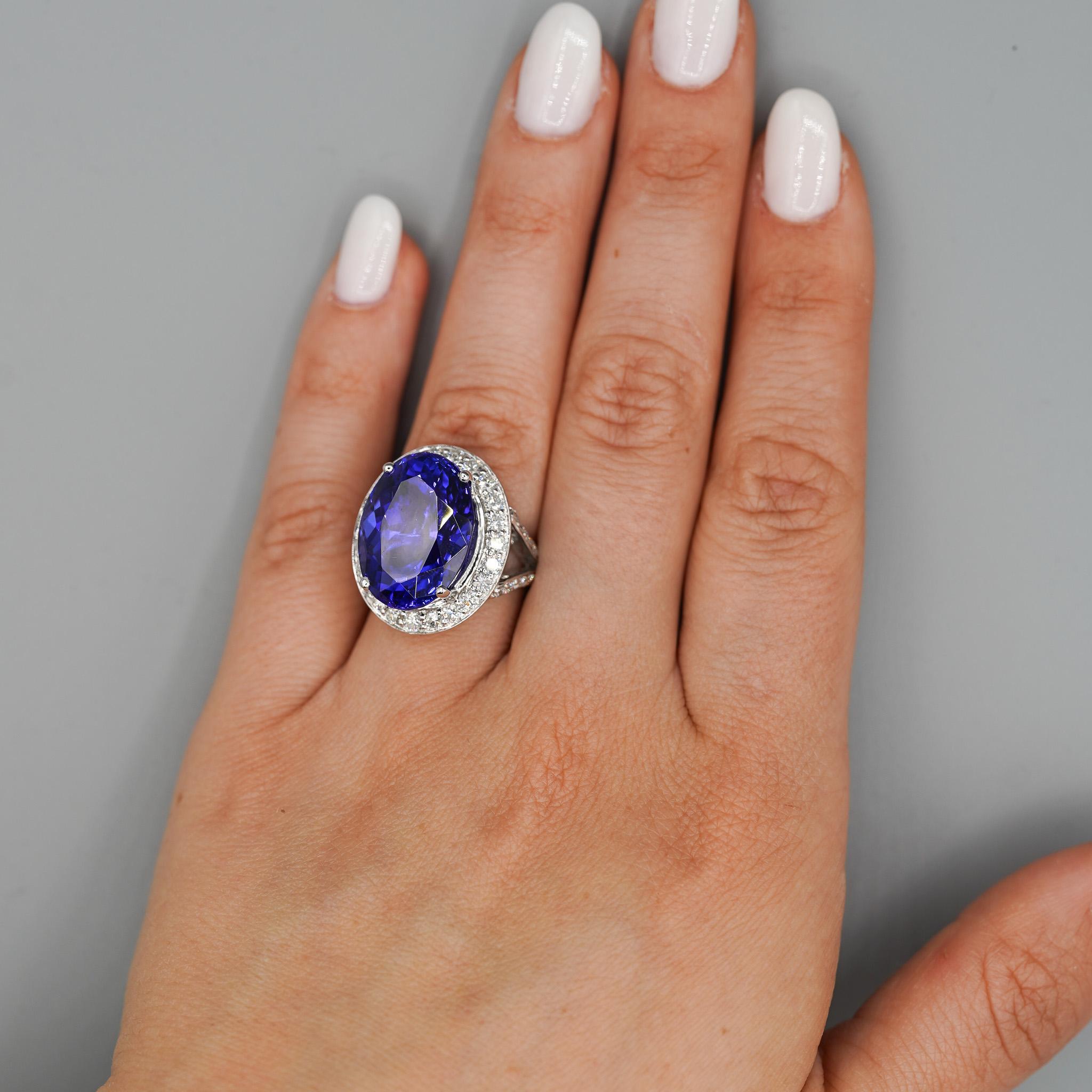 18,06 Karat AAAA Tansanit 18K Weißgold Split Shank Ring im Angebot 4