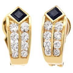 Set di orecchini a clip a forma di V in oro 18 carati con diamanti e zaffiri da 1,60 carati