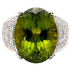 Cocktailring aus 18-karätigem Gold mit einem ovalen grünen Peridot von 21,8 Karat und Diamanten