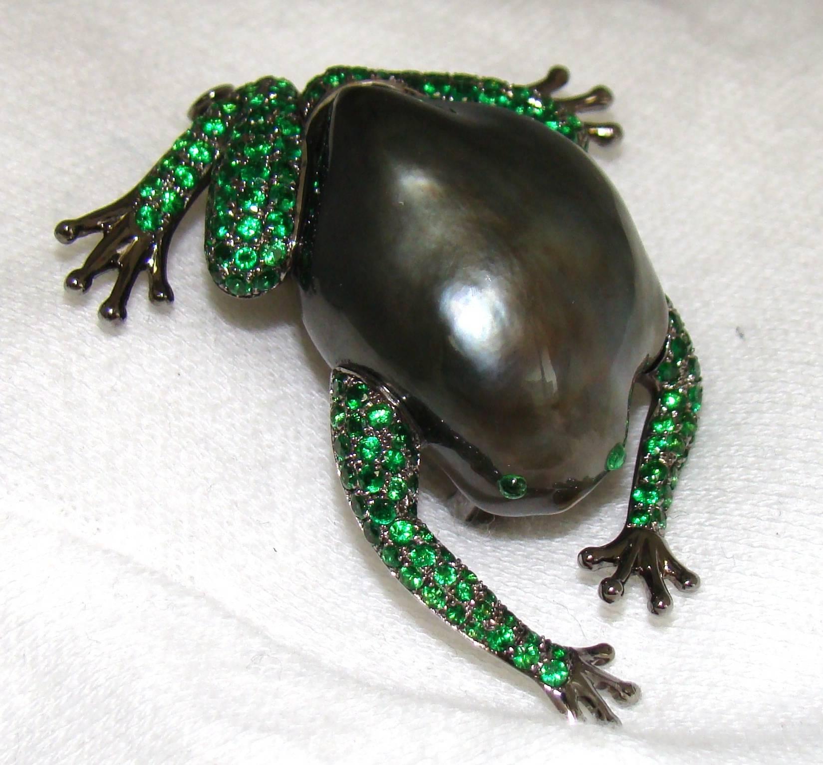 Broche fantaisie grenouille en or avec perle des mers du Sud de Tahiti, tsavorite et grenat  en vente 3