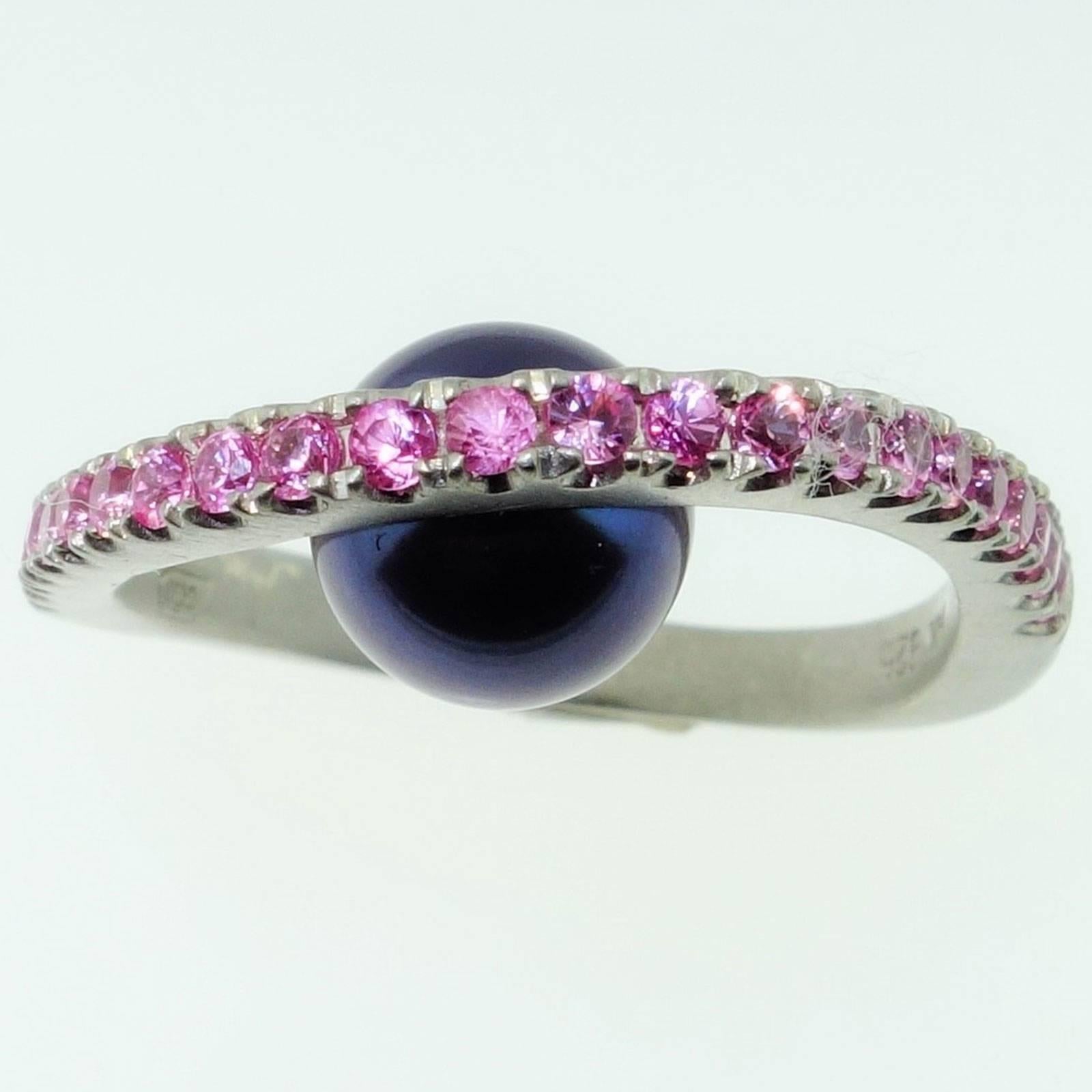 Ring mit schwarzer Pfauenperle und rosa Saphir (Moderne) im Angebot