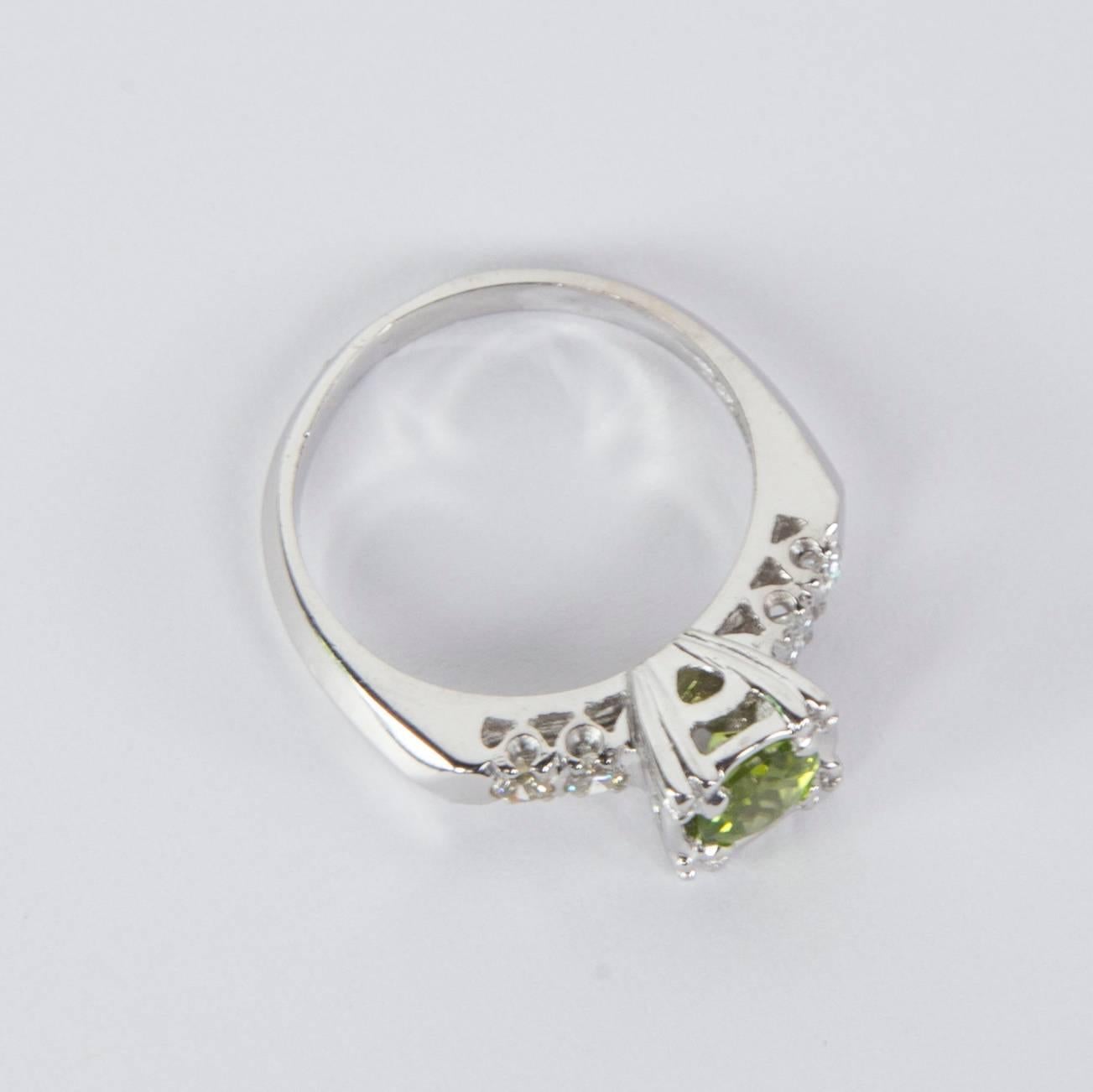 Contemporain Bague de fiançailles de succession en platine avec tourmaline verte et diamants, Estate Fine Jewelry en vente