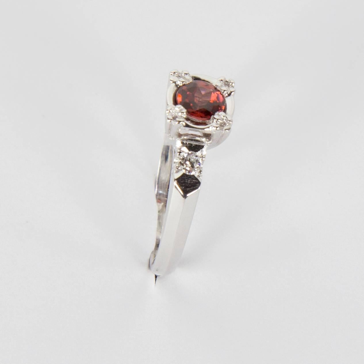 Bellissimo anello di fidanzamento solitario con al centro una tormalina rosa di circa 0,45 carati, impreziosita da Pink Diamond sulle spalle della montatura in platino. Contrassegnato: PLAT. Un anello di fidanzamento speciale e senza tempo. Misura