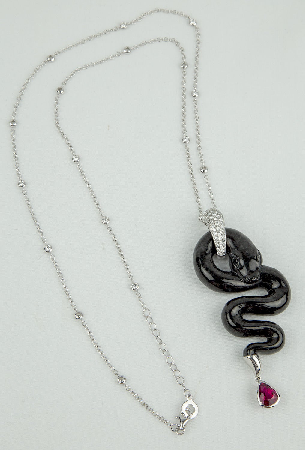 Jade negro Rubelita Diamante Oro Serpiente Collar Estate Fine Jewelry en Nuevo estado para la venta en Montreal, QC