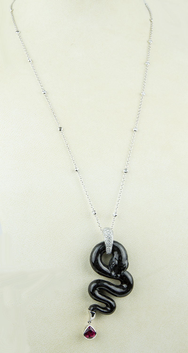 Sensacional collar en forma de gota con un colgante de serpiente de jade negro tallado que suspende un fardo de rubelita en forma de lágrima y microdiamantes engastados; suspendido de una cadena de 14k entrelazada con diamantes talla redonda en
