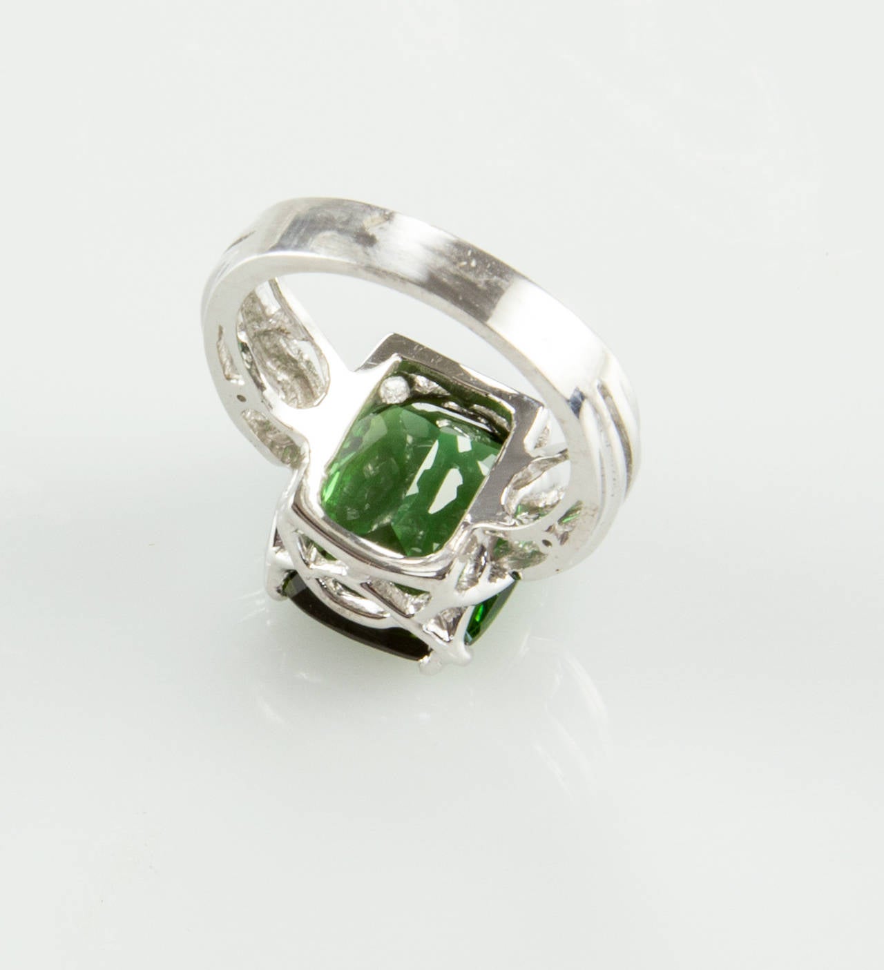 Classic 8.54 Carat Cushion cut Solitaire Green Tourmaline Gold Ring In New Condition In Montreal, QC