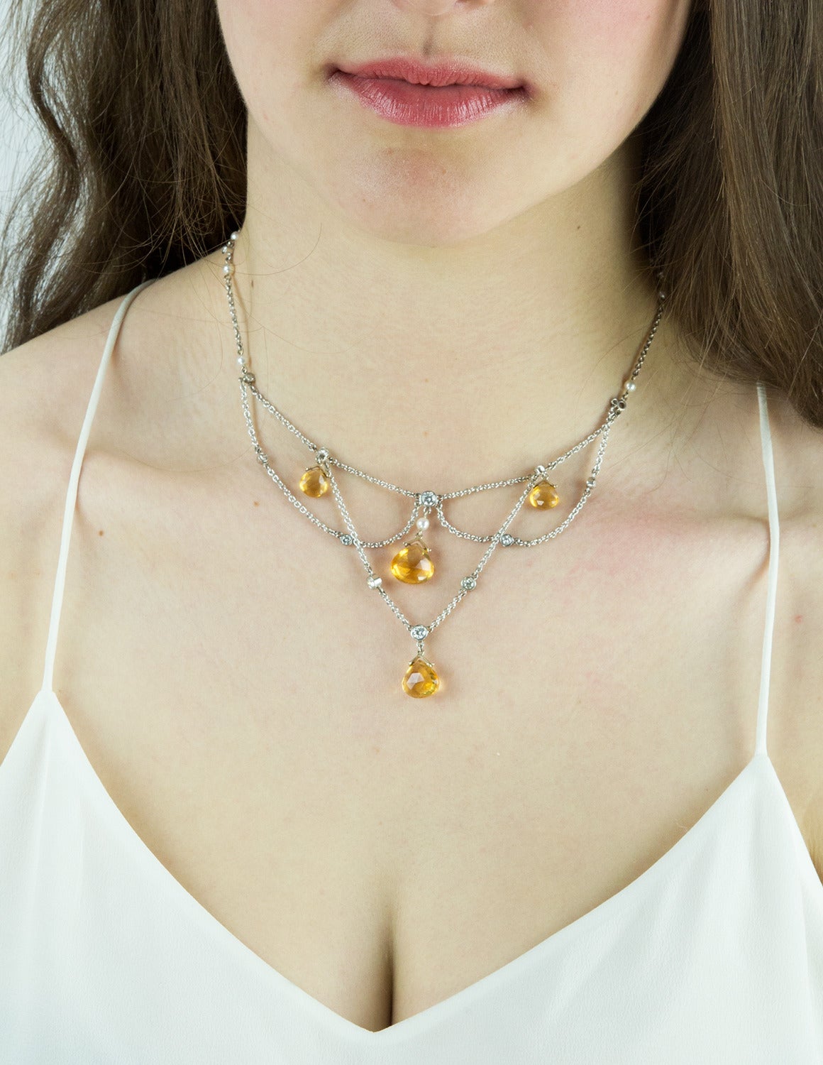 Exquisite handgefertigte 18K Weißgold Girlande Halskette mit Diamanten, echte natürliche facettierte Citrin Briolettes, und Perlen. Ungefähre Länge: 16