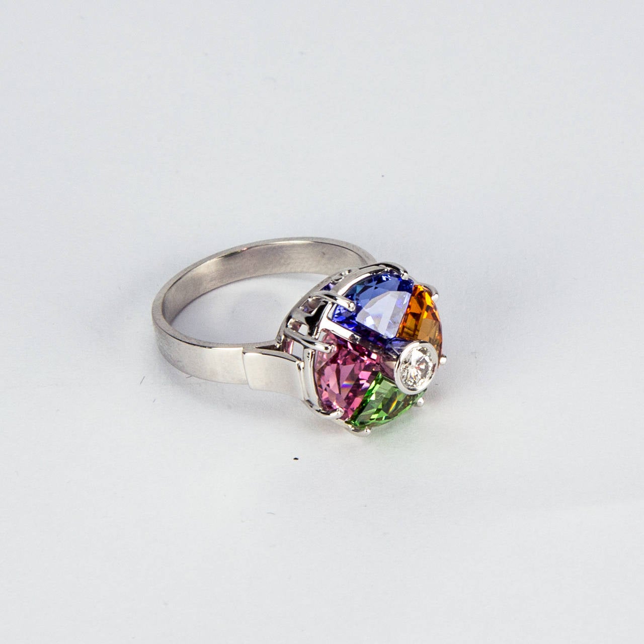 Magnifique bague multi-gemmes et diamant sertie de pierres précieuses triangulaires à facettes, comprenant une tourmaline rose de 1,17 ct, une tanzanite de 1,30 ct, un grenat tsavorite de 1,34 ct et un grenat mandarin spessarite de 1,69 ct, le tout