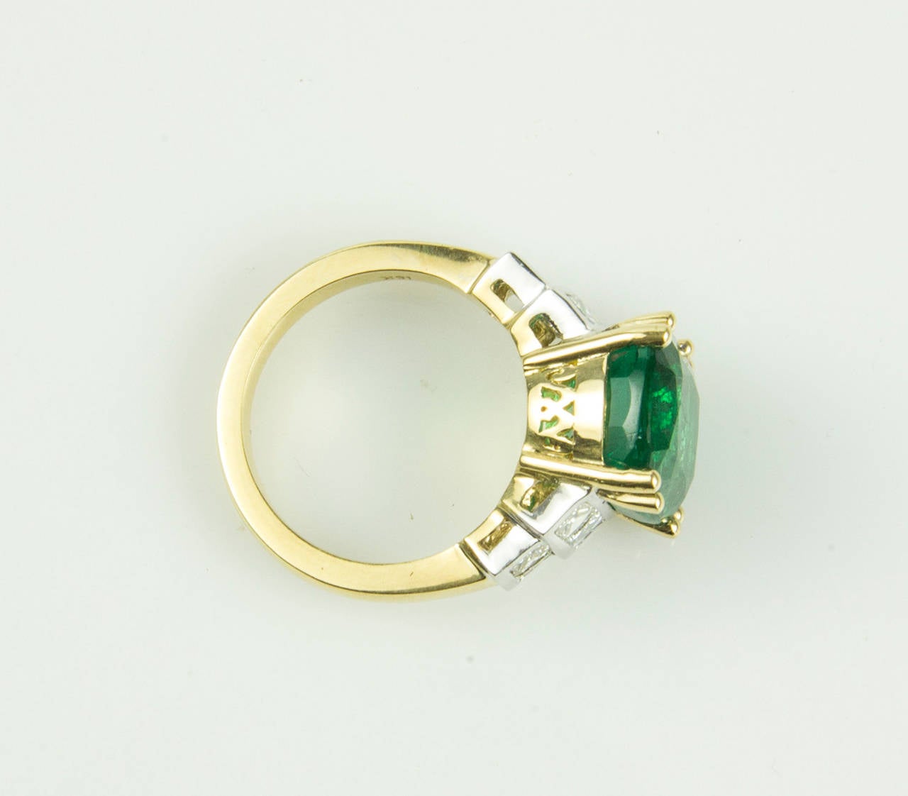 7.60 Carat Cushion Cut  Emerald Diamond Gold Ring In New Condition In Montreal, QC