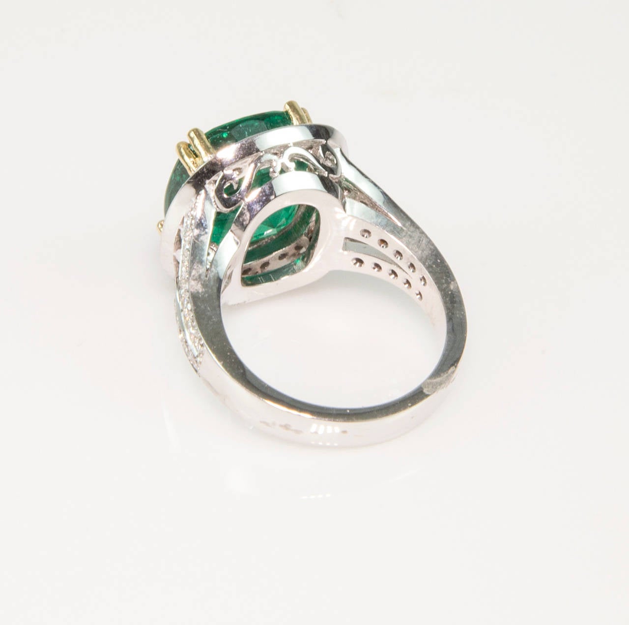 7.90 Carat GIA Emerald Diamond Gold Statement Ring Fine Estate Jewelry In New Condition For Sale In Montreal, QC
