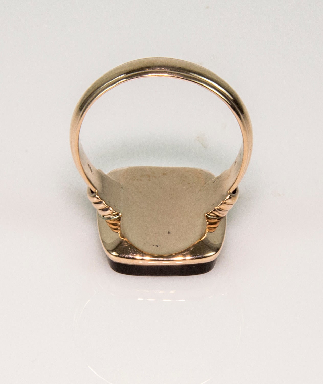 Victorian Brown Onyx Intaglio Signet Rose Gold Ring In Excellent Condition In Montreal, QC