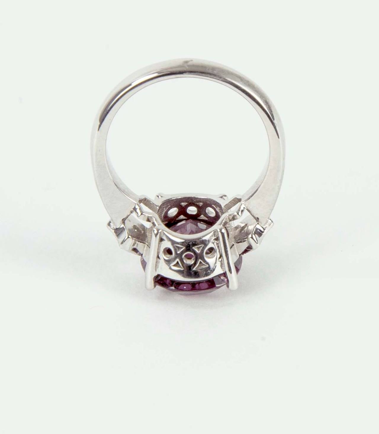 Anillo de oro con diamantes granate talla cojín de 7,37 quilates Contemporáneo en venta