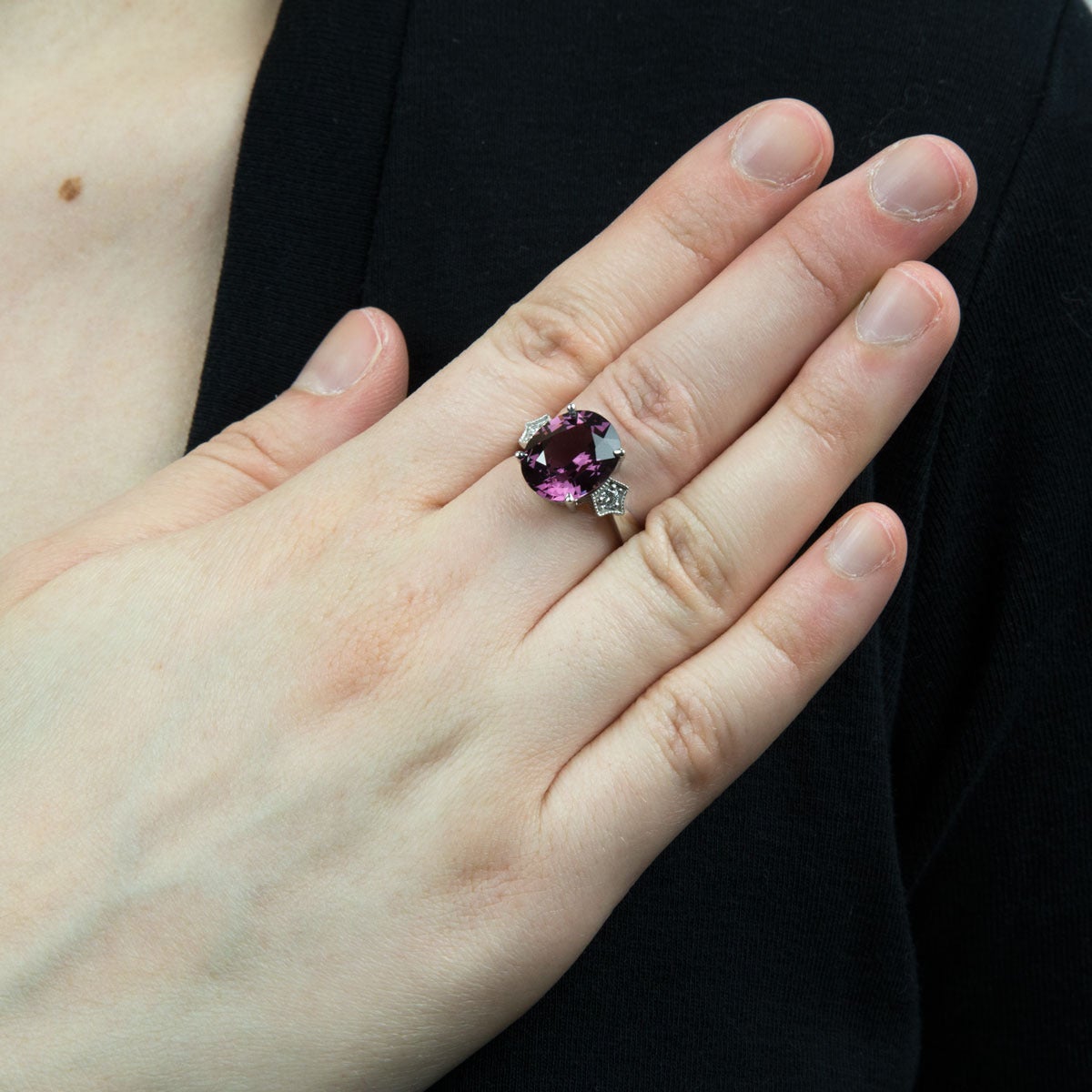 De las mujeres Anillo de oro con diamantes granate talla cojín de 7,37 quilates en venta