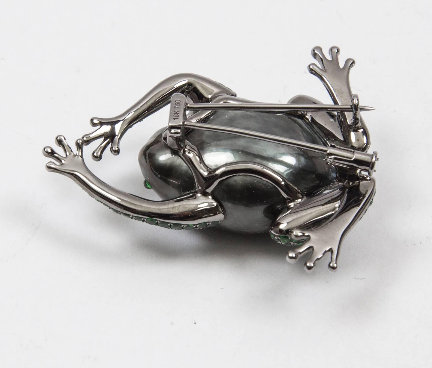 Broche fantaisie grenouille en or avec perle des mers du Sud de Tahiti, tsavorite et grenat  Unisexe en vente