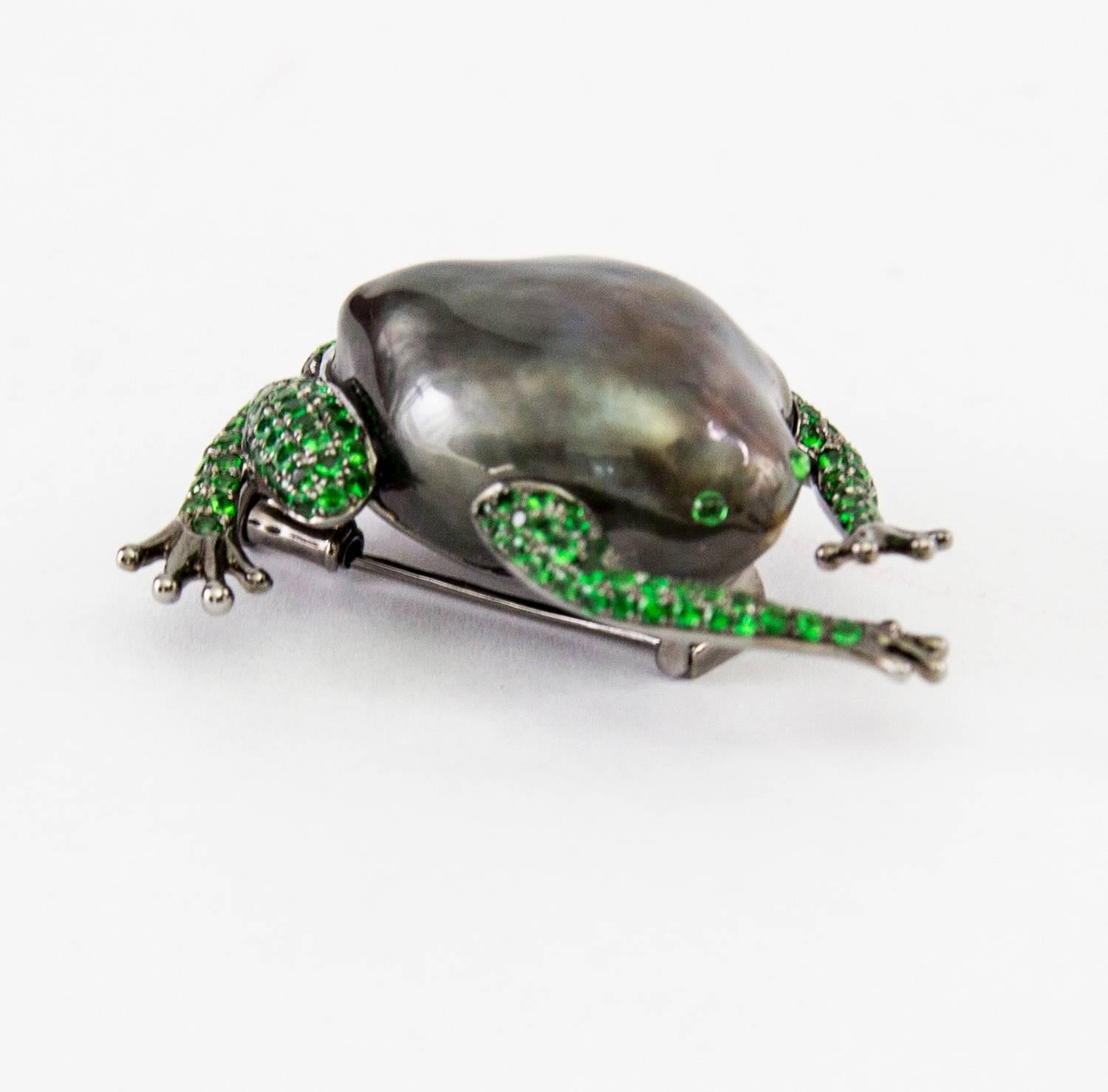 Moderne Broche fantaisie grenouille en or avec perle des mers du Sud de Tahiti, tsavorite et grenat  en vente