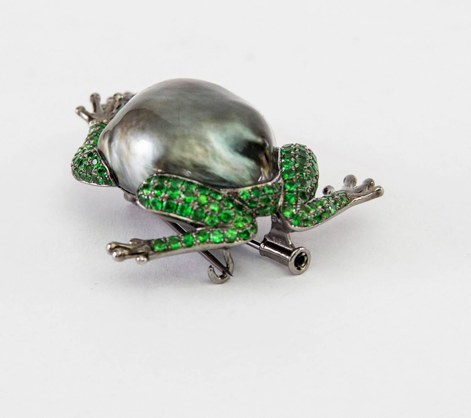 Broche fantaisie grenouille en or avec perle des mers du Sud de Tahiti, tsavorite et grenat  en vente 1