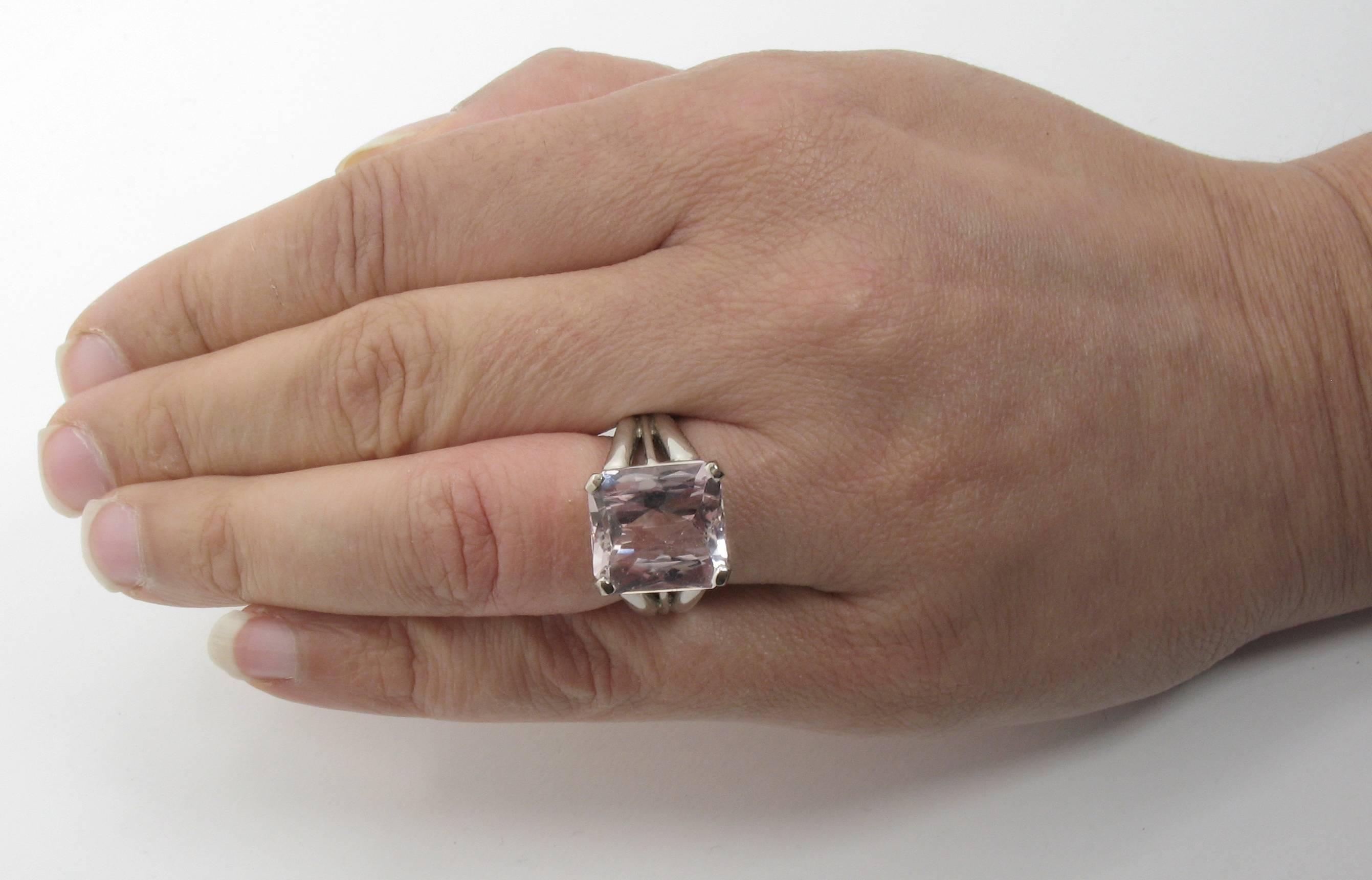 Contemporain Bague solitaire en or et kunzite de 11 carats, ancienne bijouterie d'art en vente