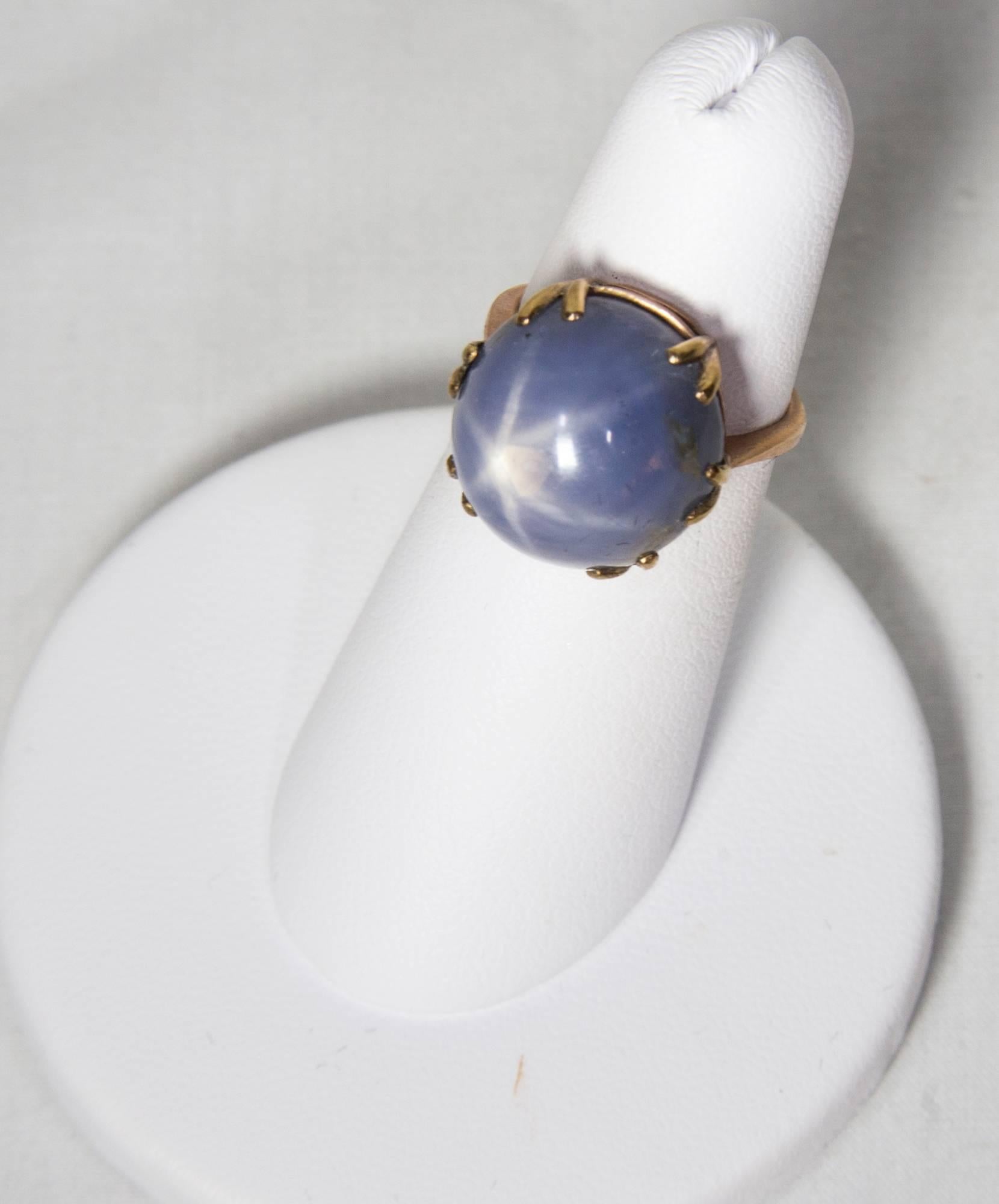 Star Sapphire Solitaire Gold Ring In Excellent Condition In Montreal, QC