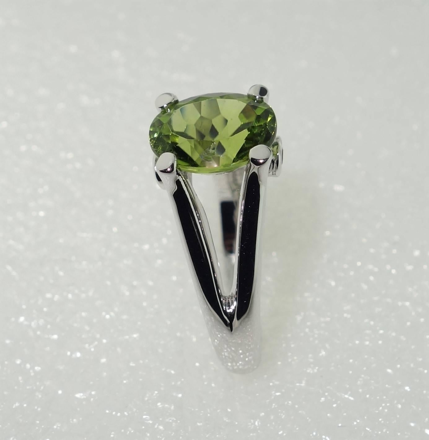 Mixed Cut 3.01 Carat Peridot Sapphire Sterling Silver Rhodium Ring For Sale