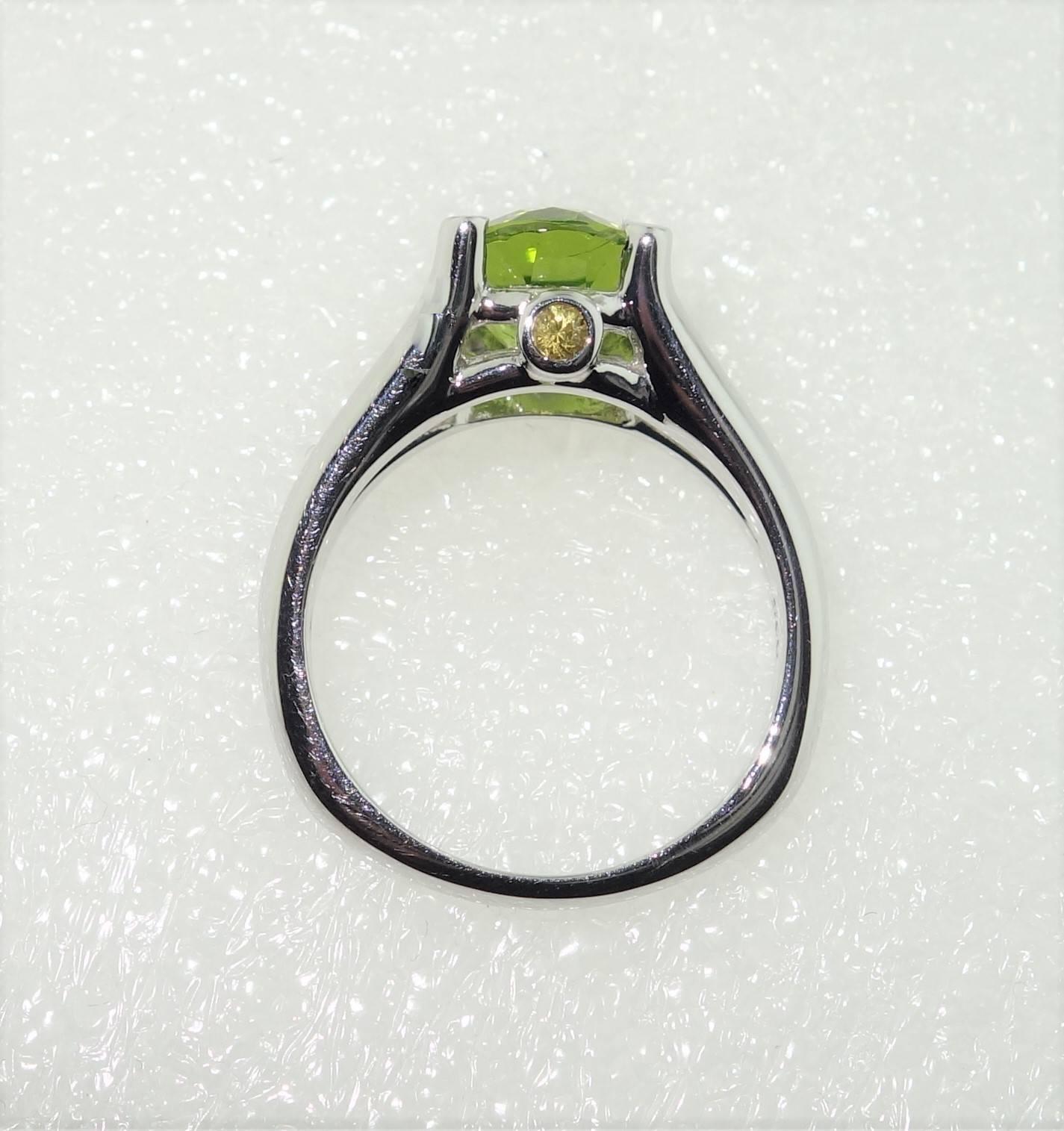 Modern 3.01 Carat Peridot Sapphire Sterling Silver Rhodium Ring For Sale
