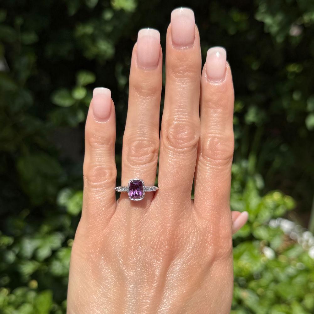Moderniste Bague de cocktail solitaire en or avec saphir violet coussin de 2,62 carats et diamant en vente