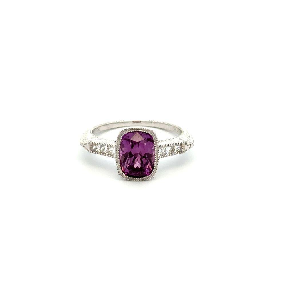 Taille coussin Bague de cocktail solitaire en or avec saphir violet coussin de 2,62 carats et diamant en vente