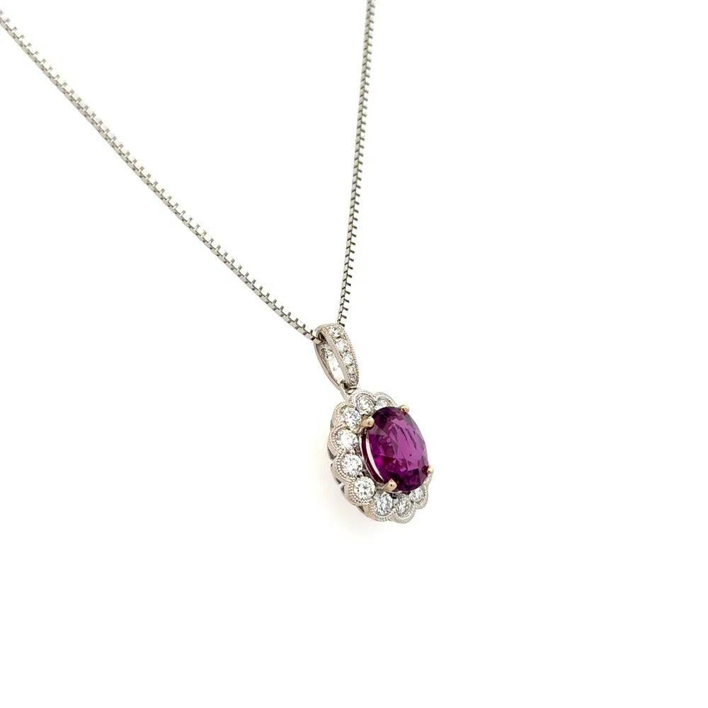 Semplicemente bello! Elegante e finemente dettagliata collana con ciondolo smerlato in oro con granato viola ovale e diamanti. Al centro un granato ovale viola incastonato a mano, del peso di circa 1,90 carati. Circondato da diamanti rotondi taglio